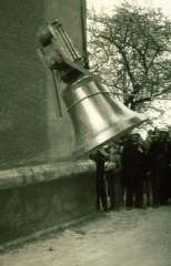 Pfarrkirche St. Peter und Paul - Foto 4 · Hochziehen der Zwoelferglocke 1956