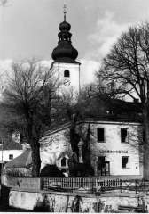 Pfarrkirche St. Peter und Paul - Foto 6 · Pfarrkirche mit alter Volkschule